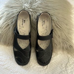 Spring Step closed toe sandals black leather size 8.5